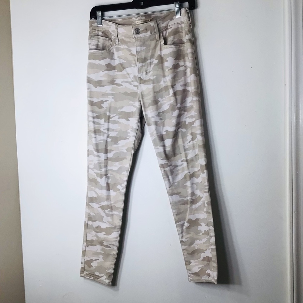 Levi Jean women 31 Camo tan stretchy soft super high rise crop skinny